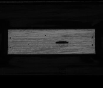Schwarzweißfoto einer breiten Druckdüse mit Beschädigung